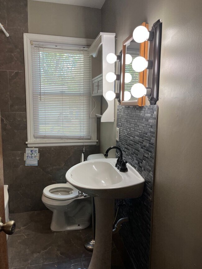 Building Photo - 868 20th Ave SE