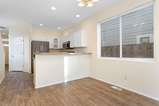 Building Photo - Large 3 bedroom 2.5 Bath Home! Tour Today!