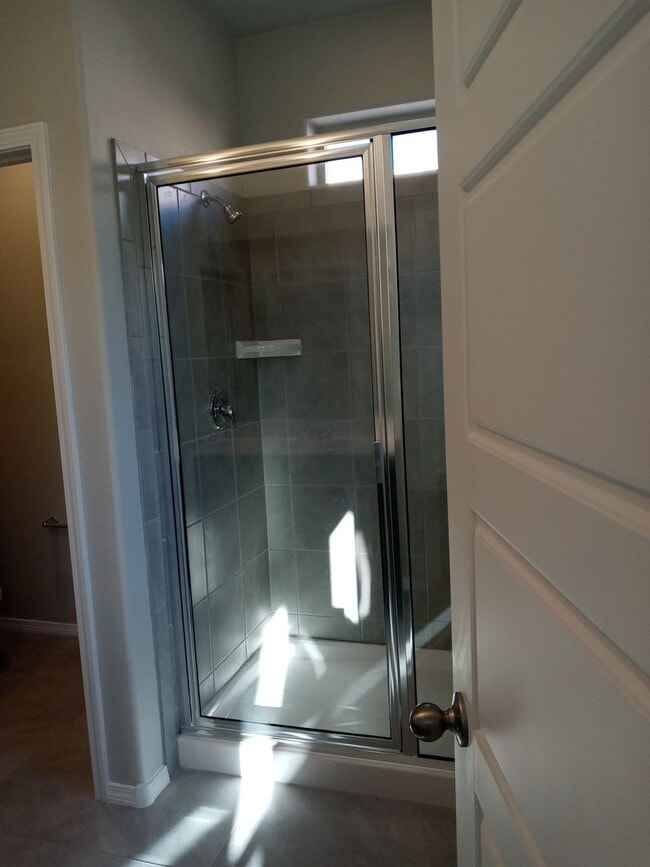 Building Photo - EASY SANTA FE LOS ALAMOS COMMUTE!!