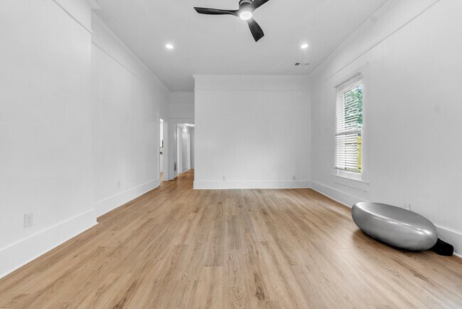 Building Photo - 1721 Nelson Ave