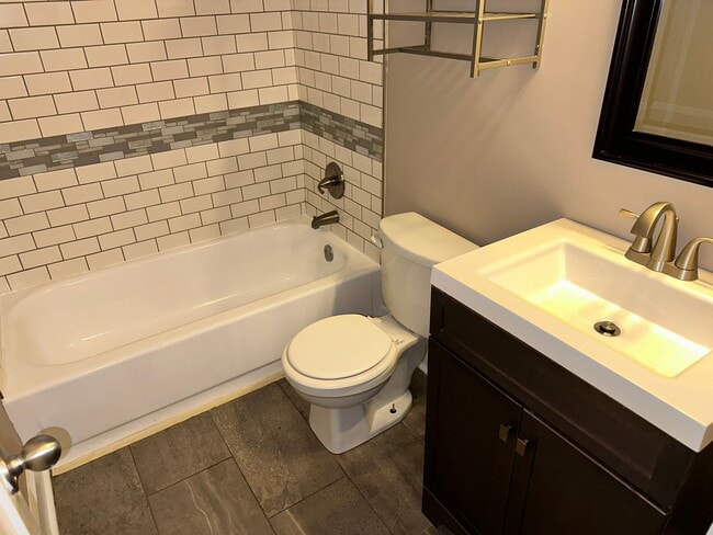 Building Photo - Beautiful 2 Bedroom Belmont Bungalow