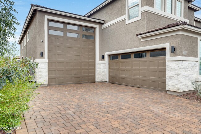 Building Photo - 17635 W Red Fox Rd