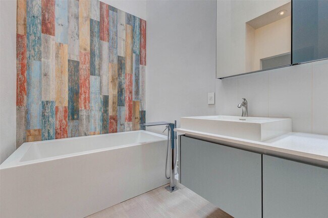 Building Photo - 1222 Marconi St