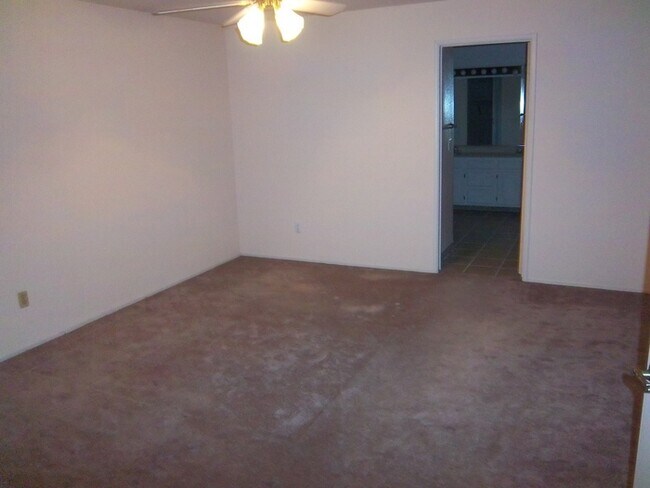 Building Photo - This amazing 2/3 with Den condo won't last!