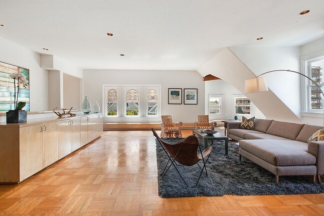 Interior Photo - 2620 Laguna