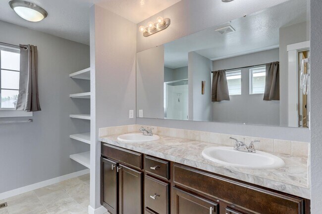 Building Photo - Very Clean 4 Bed/2.5 Home In Kuna!