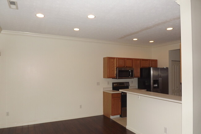 Building Photo - Spacious 2 story Beavercreek Condo