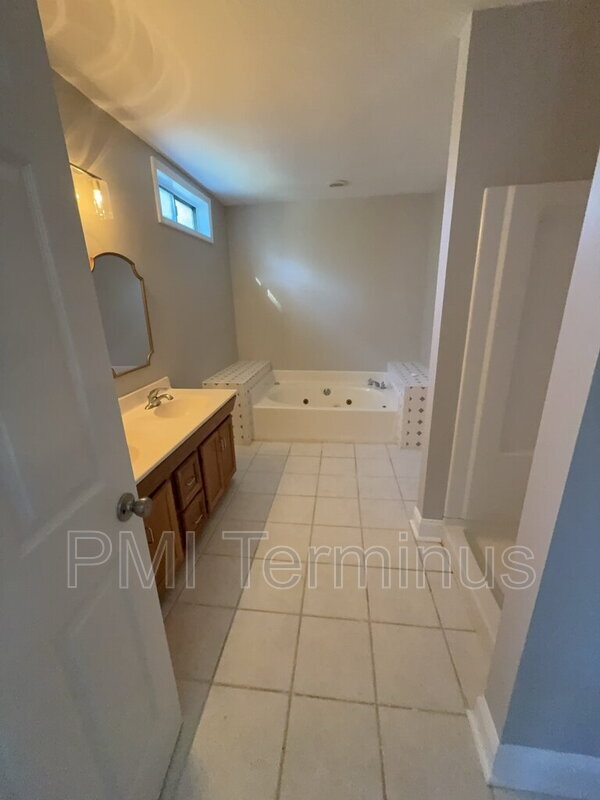 Building Photo - 4756 Forest Glen Ct NE