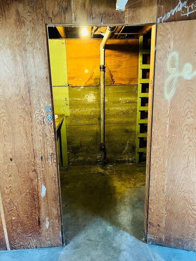 Building Photo - 1bedroom/1bath Garden Level Apartment in Overlook Near N Interstate Ave