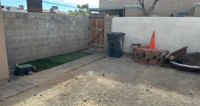 Building Photo - 2 BEDROOMS 1.5 BATHROOM TOWNHOUSE AVAILABLE FOR RENT JONES AND VEGAS DR !!!