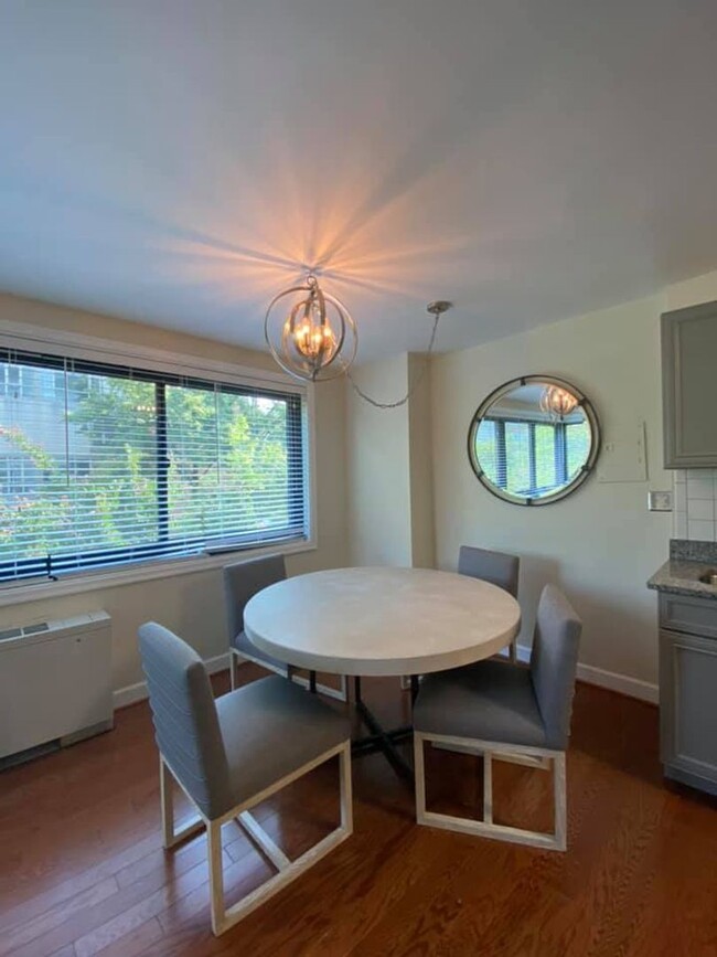 Building Photo - Cozy Studio Condo in Dupont Circle!