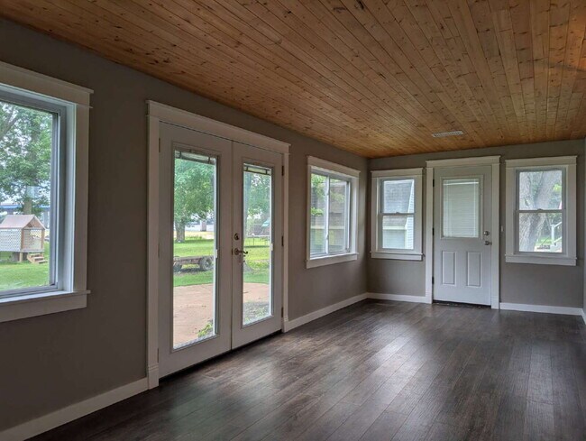 Building Photo - Beautiful 5 Bedroom 2 Bathroom Neenah Lake Home