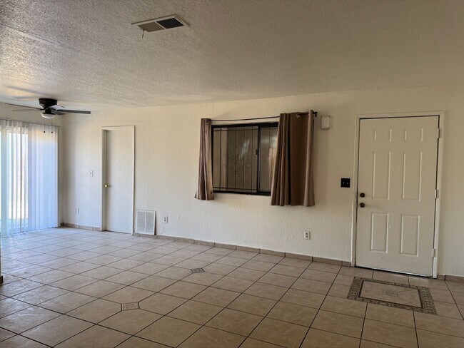 Building Photo - Two Bed, One Bath Triplex with a One Car Garage In North Stockton