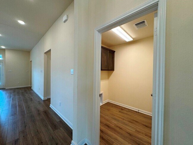 Building Photo - 5115 Leaning Tree