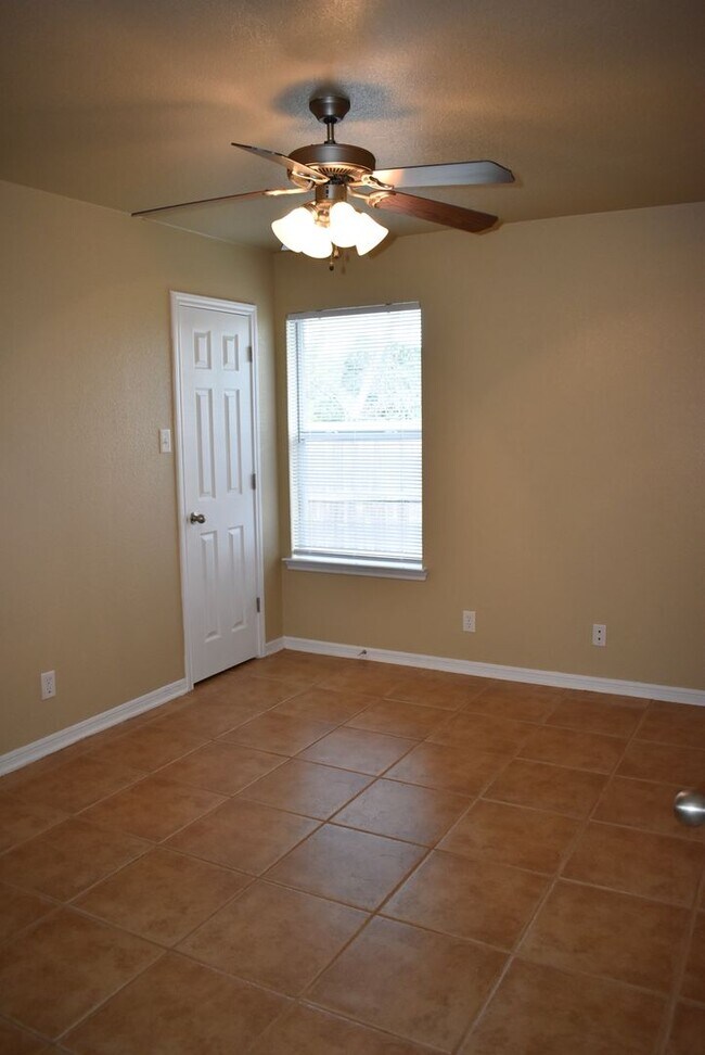 Building Photo - 1600 Nicholas Cir