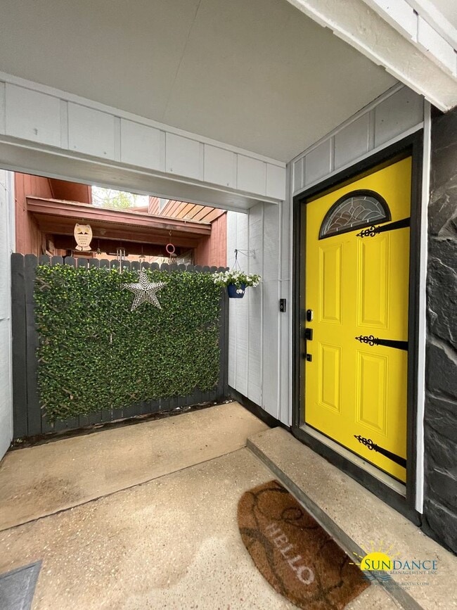 Building Photo - Spacious 3-Bedroom Townhome in Shalimar!