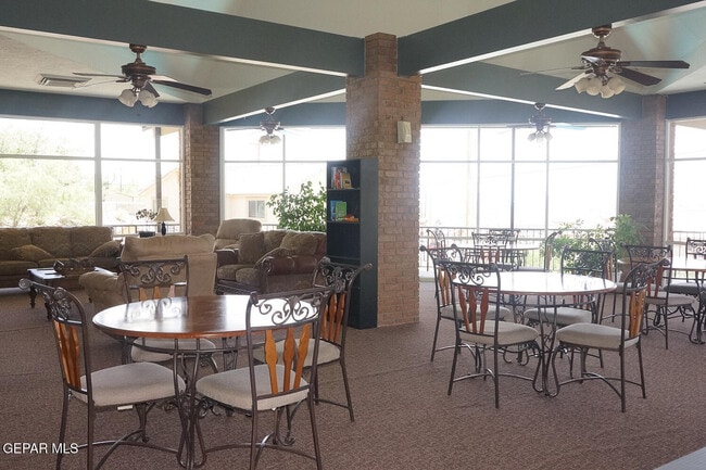 Building Photo - 4433 N Stanton St