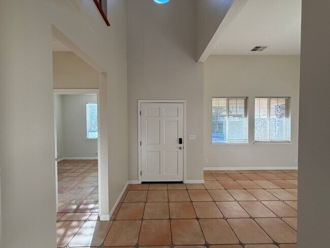 Building Photo - 5 bedrooms located in Redbridge Gated Community!