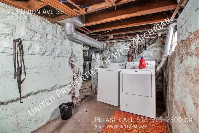 Building Photo - Available Now | 3 Bedroom 1 Bath Upper Uni...