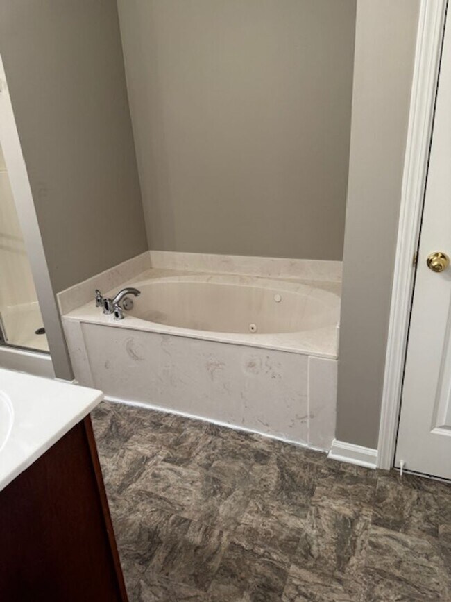 Building Photo - Renovated 4 Bedroom 2 Bath Home with Upsta...