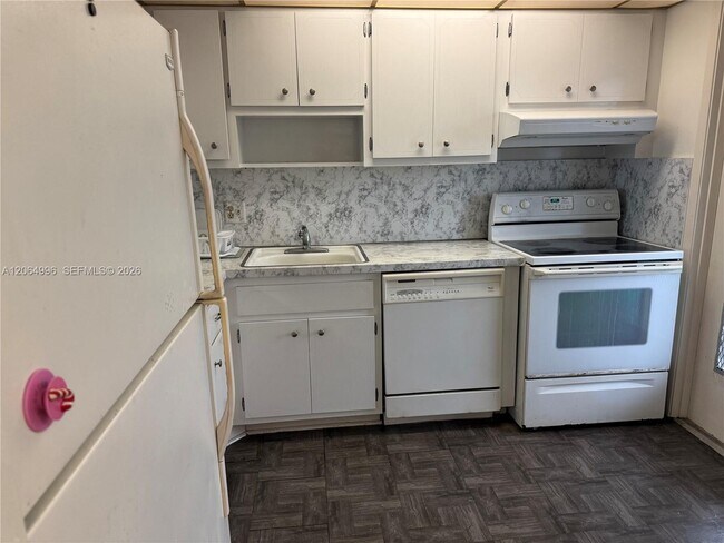 Building Photo - 950 Hillcrest Dr