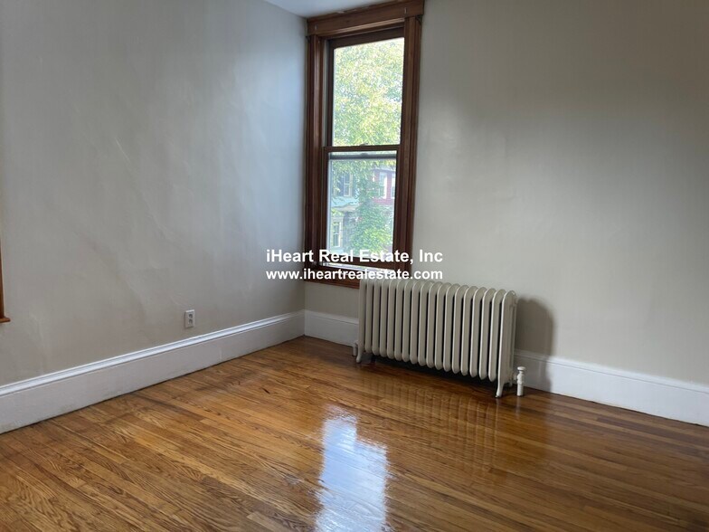 Building Photo - 338 K St