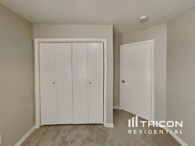 Building Photo - 1919 Creston Dr