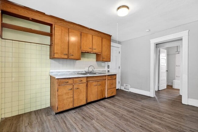 Building Photo - 389 E 160th St