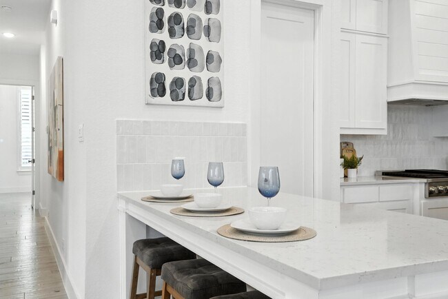 Building Photo - 220 Corazon