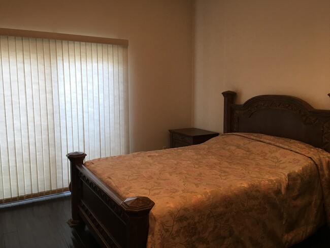 Master bedroom - 13360 Burbank Blvd