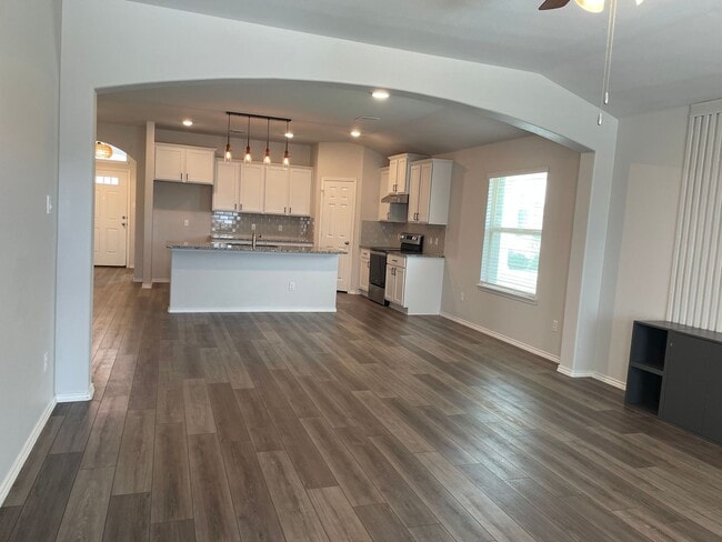 Building Photo - Available Now | Modern Single-Story 3 Bed, 2 Bath | Separate Office/Den | Big Yard | Pet Restrict...
