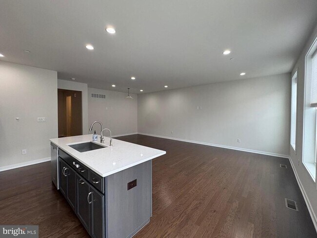 Building Photo - 208 Segel Dr