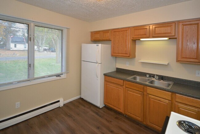 Building Photo - ***Ask about our Security Deposit Alternative!*** $899- Remodeled one bedroom apartment in Eastwood