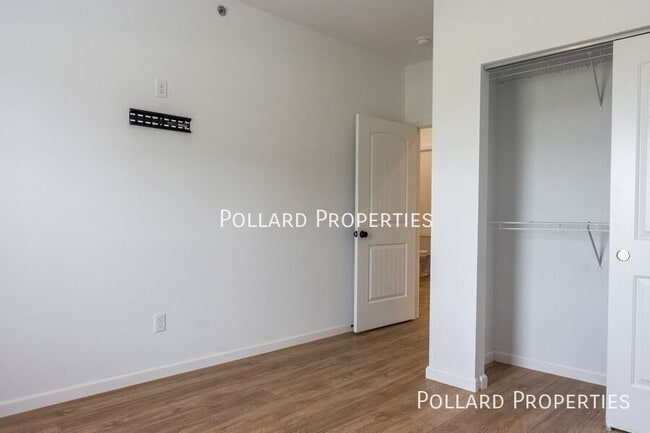 Building Photo - 822 Parkview Dr