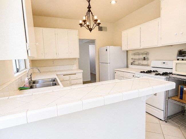 Building Photo - 866 N Topaz Cir