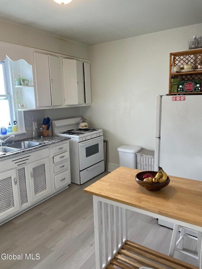 Building Photo - 7 Edison Ave