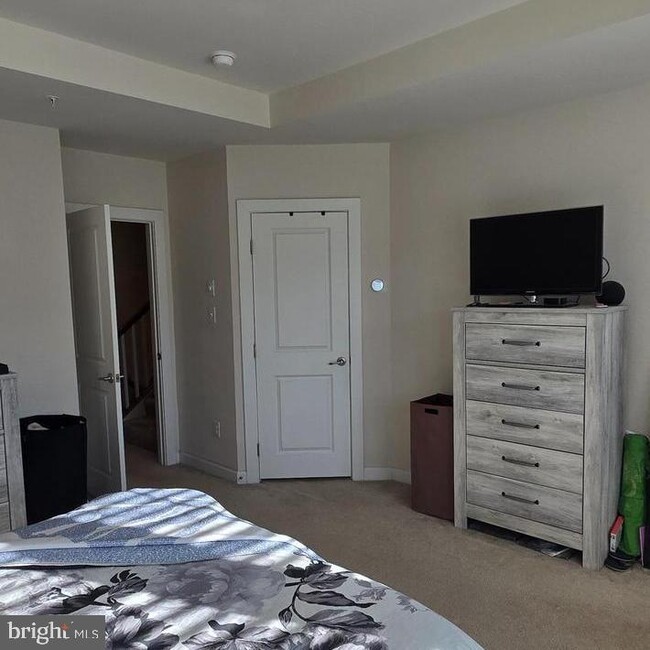 Building Photo - 3174 Yeager Dr