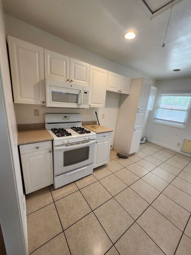 Building Photo - Charming Colonial-Style 2-Bedroom Home in ...