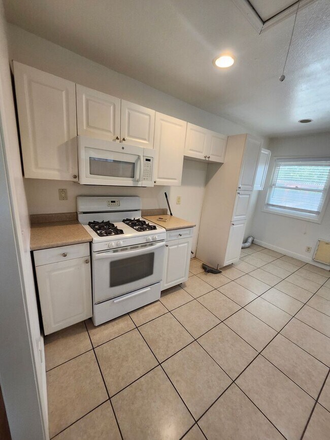Building Photo - Charming Colonial-Style 2-Bedroom Home in Ontario