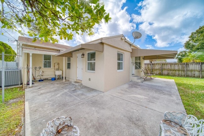 Building Photo - 3930 SW 68th Ave