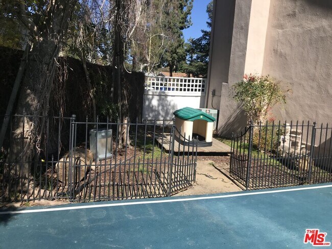 Building Photo - 8031 Melba Ave