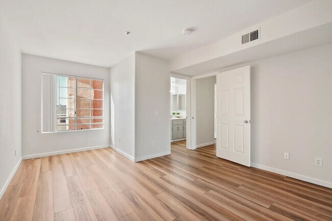 Building Photo - SD: Stunning 3BD/2.5BA Townhome in Imperial Beach with Ocean Views, Rooftop Patio & In-Unit Laundry