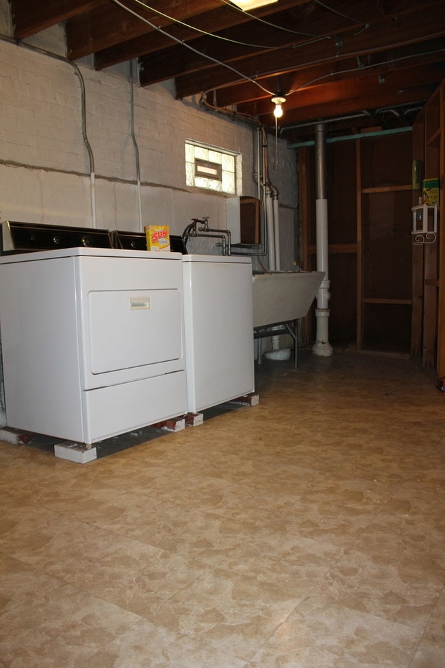 Building Photo - 7615 W Devon Ave