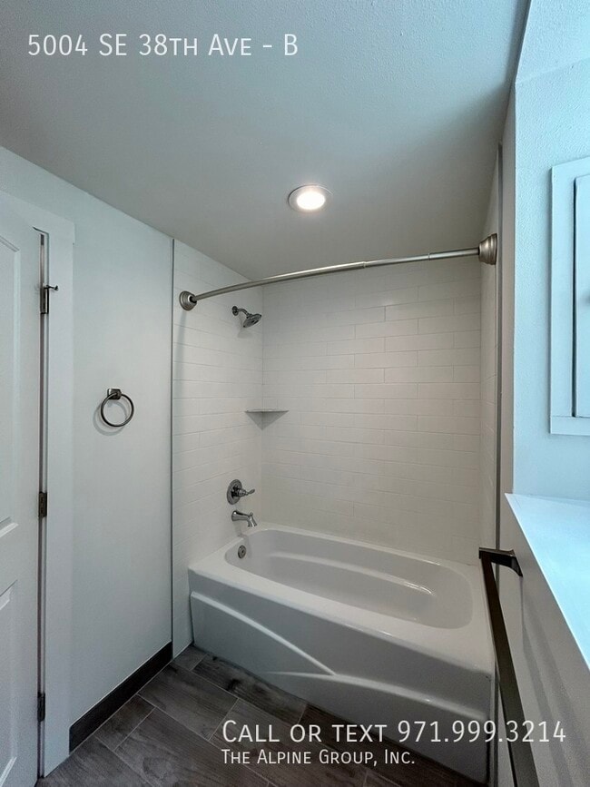 Building Photo - 5004 SE 38th Ave