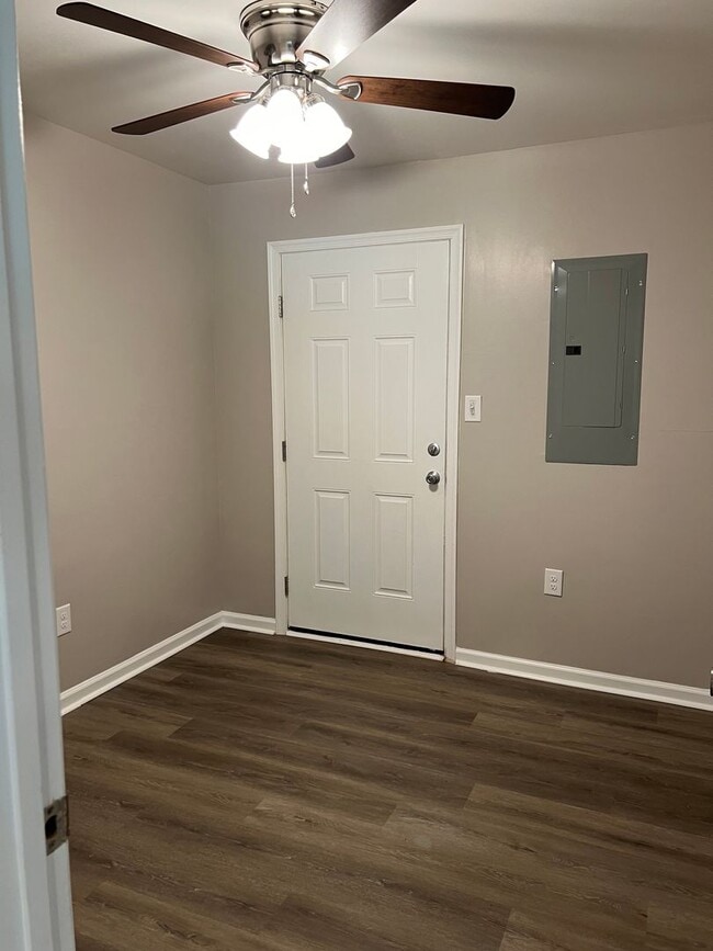 Building Photo - 3 bd, 1 bth single family Virginia Beach