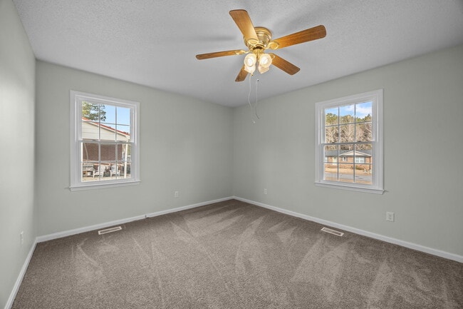 Building Photo - 904 Jennifer Ln