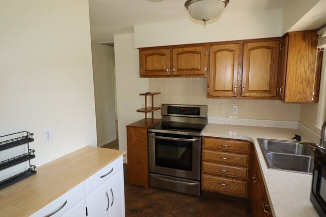 Building Photo - Charming 3 Bedroom Neenah Home with fenced yard