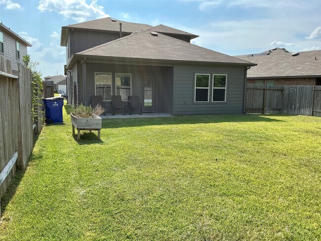 Building Photo - 16957 Rich Pines Dr