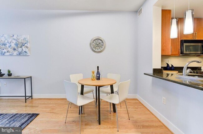 Building Photo - 1br 1 ba condo, Cityline at Tenley Condomi...