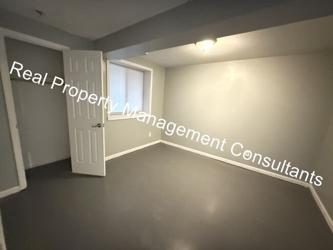 Building Photo - Spacious 5-Bedroom Townhome